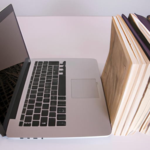 Een lichte laptop naast een stapel boeken die de draagbaarheid benadrukt